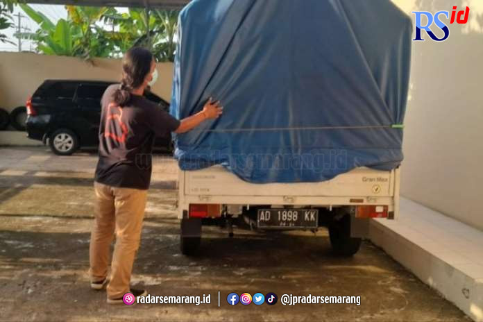 Mobil pikap yang digunakan komplotan pasutri menguras barang-barang di Indogrosir Karanganyar diamankan di Mapolsek Jaten, Jumat (12/5/2023).