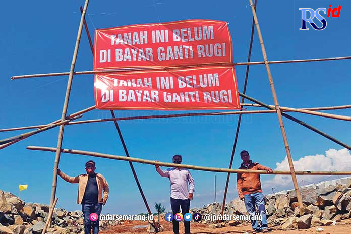 Hingga Senin (1/5) warga masih menutup akses menuju proyek pembuatan tanggul di Slamaran, Kota Pekalongan. (Lutfi Hanafi/Jawa Pos Radar Semarang)