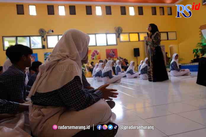 JO KAWIN BOCAH : Ketua TP PKK Temanggung Eni Maulani Saragih berinteraksi dengan para pelajar di SMP Negeri 6 Temanggung Kamis (4/5).(DOK HUMAS PEMKAB TEMANGGUNG)