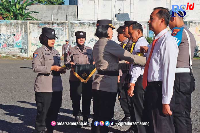 AKBP Yolanda Evalyn Sebayang menyematkan ban warna kuning bertuliskan polisi RW ke perwakilan anggota yang ditunjuk, Senin (15/5). (ROFIK SYARIF/JAWA POS RADAR SEMARANG)
