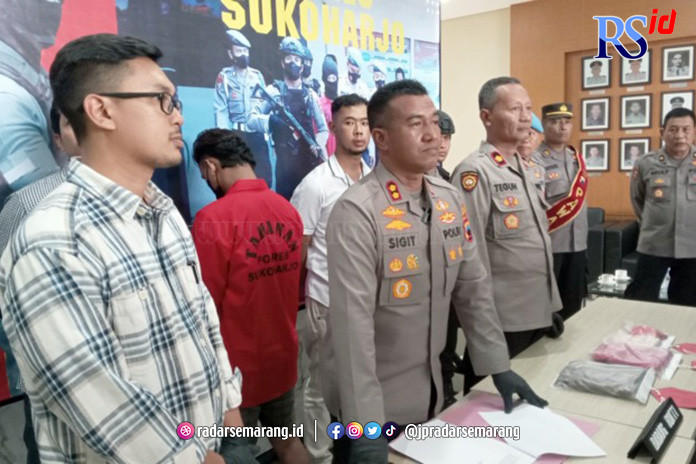 PRESS RELEASE: Kapolres Sukoharjo AKBP Sigit membeberkan pelaku persetubuhan dan melarikan anak gadis orang tanpa izin orang tuanya, RABU (10/5/2023). (IWAN KAWUL/RADAR SOLO)