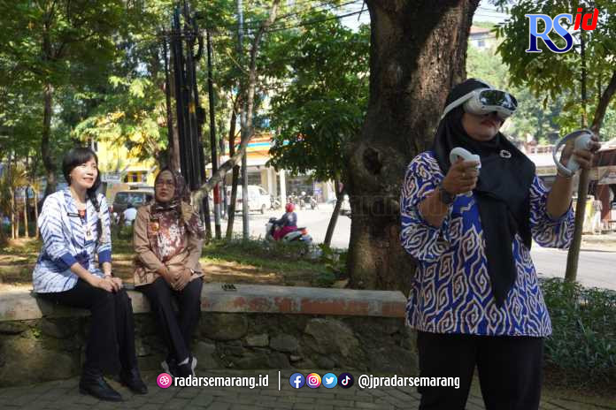 Pegawai Disperkim Kota Semarang, melakukan uji coba taman pintar di Taman Abdurrahman Saleh, kemarin. (Istimewa)