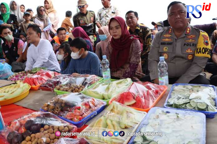 Bupati Demak dr Eistianah syawalan bersama nelayan di laut Bonang. (Wahib Pribadi/Jawa Pos Radar Semarang)