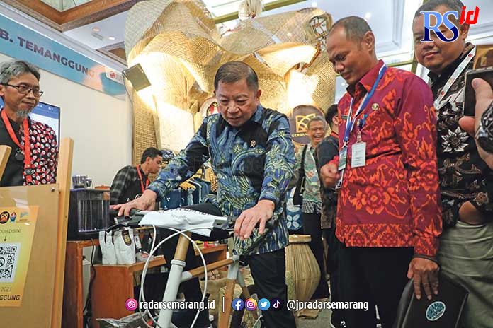 Kepala Bappenas RI saat mengunjungi stan Kabupaten Temanggung dalam forum Musrenbangnas di Jakarta kemarin. (ISTIMEWA)