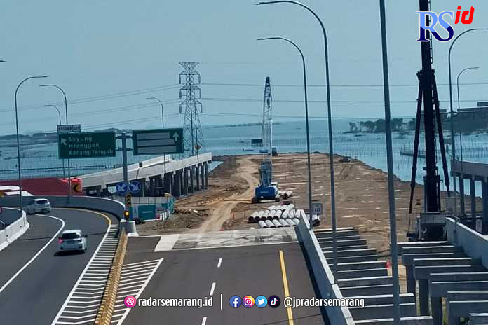 Tahap pengurukan dan pemasangan tiang pancang di bawah ujung jalan tol gerbang Sayung, Demak telah berlangsung, kemarin. (WAHIB PRIBADI/JAWA POS RADAR SEMARANG)