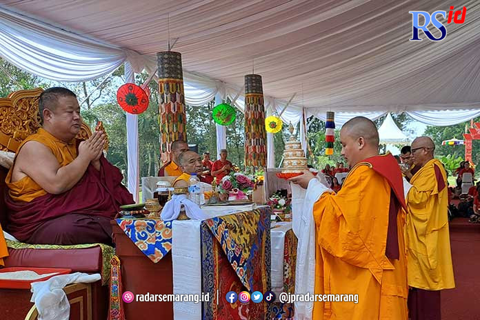 Para umat Buddha dari berbagai negara menggelar doa bersama dan memberikan persembahan dalam acara Nyingma Monlam pertama di Indonesia di Lapangan Aksobya, Pelataran Candi Agung Borobudur, kemarin. (ROFIK SYARIF/JAWA POS RADAR SEMARANG)