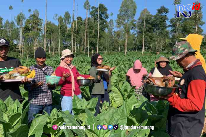 MENJAGA TRADISI: Warga Desa Tlahab, Kecamatan Kledung, Kabupaten Temanggung  menggelar tradisi wiwit mbako dengan berdoa bersama dan  membawa sejumlah uba rampai, Jumat (9/6) (ADDIN ALFATH/ JAWA POS RADAR MAGELANG)