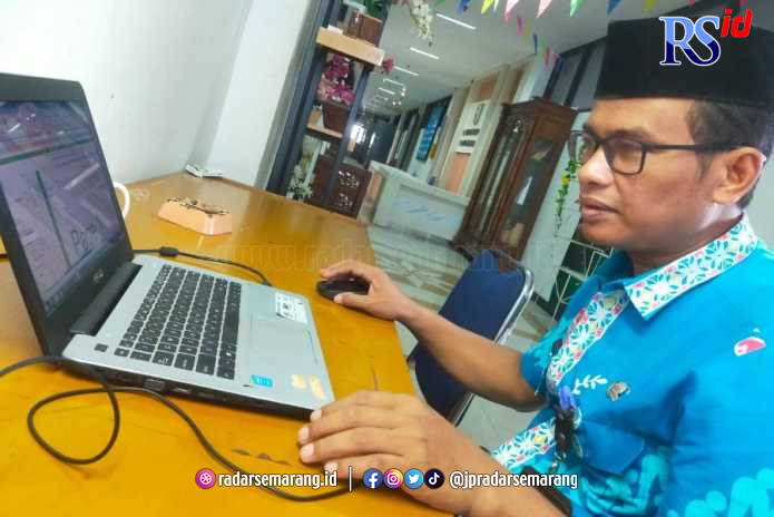 Sub Koordinator Aparatur dan Kelembagaan Desa, Yusuf Arifin saat ditemui dikantor Dinpermades P2KB Demak. (Wahib Pribadi/Jawa Pos Radar Semarang)