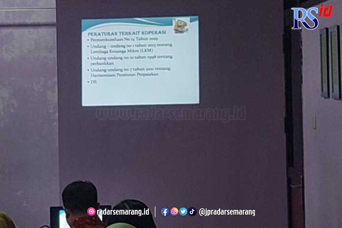 Dindagkop UKM Kabupaten Demak memberikan sosialisasi terkait peraturan pengelolaan koperasi kepada peserta workshop koperasi di lantai 2 Kantor Dindagkop UKM Demak. penampilan slide soal aturan koperasi. (Wahib Pribadi/Jawa Pos Radar Semarang)