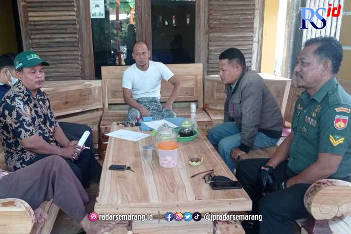 Petugas TNI menjalankan komunikasi sosial (komsos) bersama warga Desa Grogol, Kecamatan Karangtengah menjelang pilkades serentak. (Wahib Pribadi/Jawa Pos Radar Semarang)