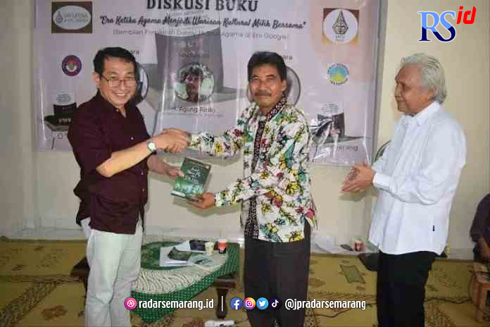 GAYENG : Ahmad Gaus, Penulis Buku (paling kiri) menyerahkah hardcopy buku kepada Agung Ridho, Skretaris Satu Pena Jateng. (tengah). Didampingi oleh Gunoto Sapari, Ketua Satu Pena Jateng (kanan), Dalam Sebuah diskusi bedah buku tentang moderasi dan toleran