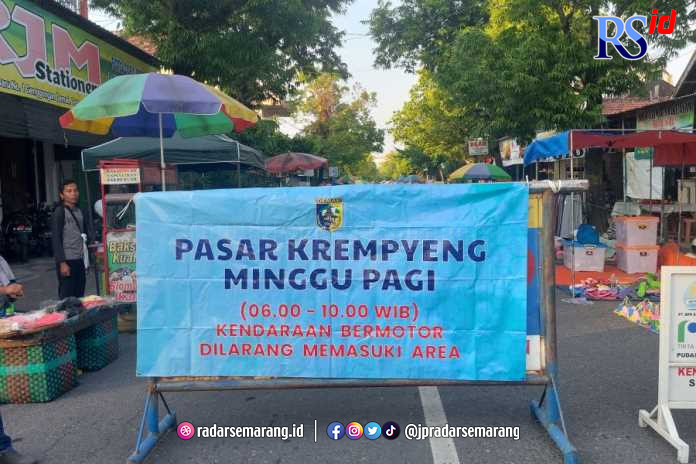 Pasar Krempeyeng di Jalan Raya Bhayangkara Baru Kota Demak dibuka tiap Minggu pagi. (Wahib Pribadi/Jawa Pos Radar Semarang)