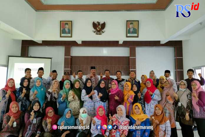 Peserta orientasi tenaga lini lapangan antusias foto bersama di sela kegiatan. (Wahib Pribadi/Jawa Pos Radar Semarang)