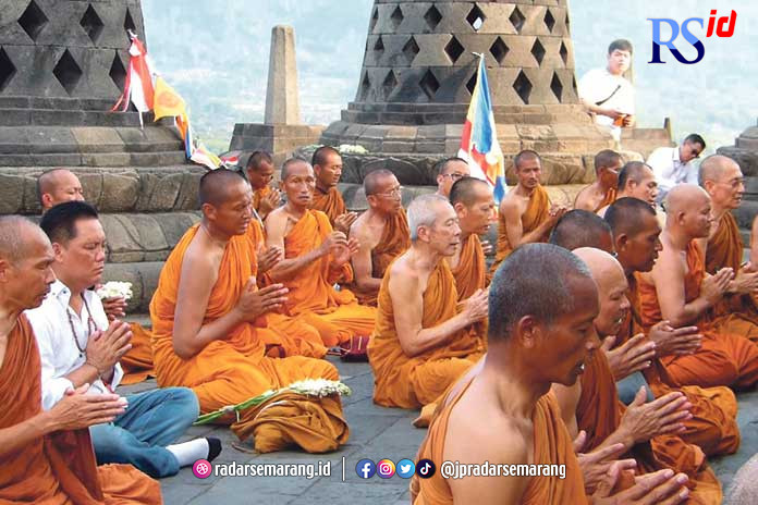 Perjalanan para biksu Thudong dari Thailand tiba di Candi Borobudur dan melakukan ibadah di stupa, Kamis (1/6). Mereka berdoa, bermeditasi, dan mengelilingi candi sebanyak tiga kali. (ROFIK SYARIF/JAWA POS RADAR SEMARANG)