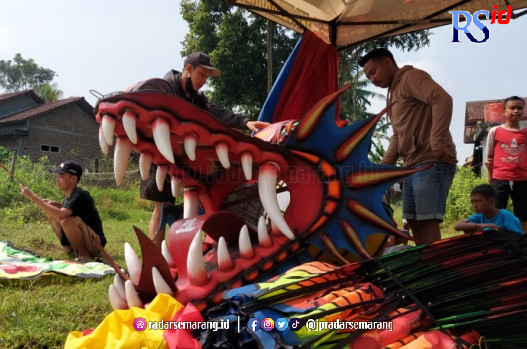 ADU KREATIVITAS: Lomba layang-layang meriahkan Festival Bumi Mandala 2023 di sekitar Candi Ngawen, Kabupaten Magelang, Jumat (2/6). (PUPUT PUSPITASARI/JAWA POS RADAR MAGELANG)