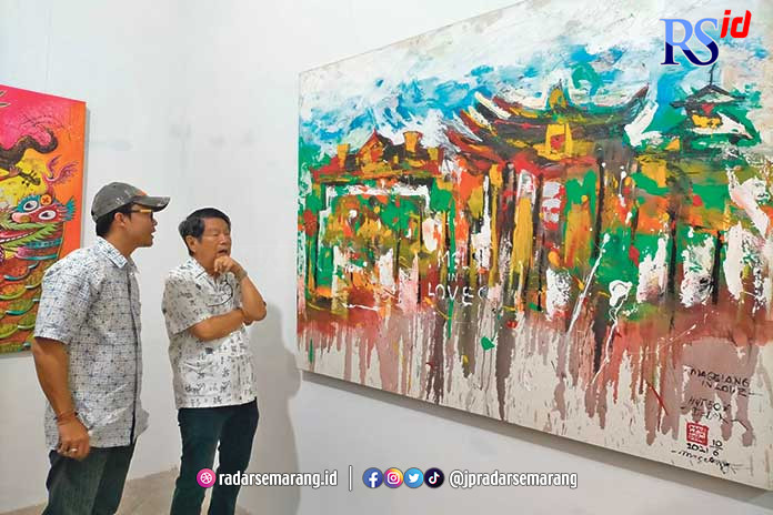 Dokter Oei Hong Djien saat melihat lukisan di pameran tunggal perupa asal Bali I Made Arya Dwita Dedok, kemarin. (ROFIK SYARIF/JAWA POS RADAR SEMARANG)