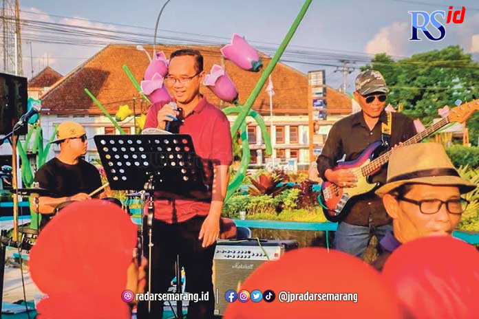 Wali Kota Magelang dr Muchamad Nur Aziz saat tampil di Magelang Night Music yang digelar di Alun-alun Kota Magelang, Jumat (9/6) malam. (Istimewa)