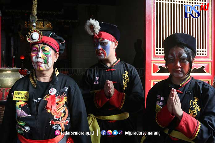 Tiga orang bhe kun yang ikut mengarak kim sin Poo Seng Tay Tee di Kelenteng TTID Tay Kak Sie, Minggu (18/6). (NUR CHAMIM/JAWA POS RADAR SEMARANG)