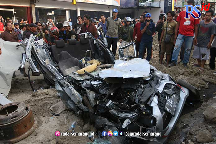 Kondisi mobil Agya yang ditumpangi keempat korban. (NURCHAMIM/JAWA POS RADAR SEMARANG)