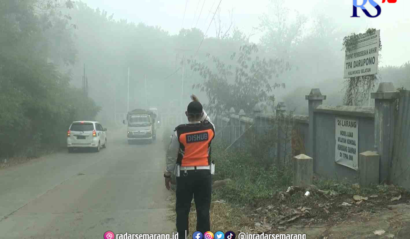 POLUSI: Kondisi jalan raya Boja-Kaliwungu yang tertutup kepulan asap akibat kebakaran sampah TPA Darupono. (DEVI KHOFIFATUR RIZQI/ JAWA POS RADAR SEMARANG)