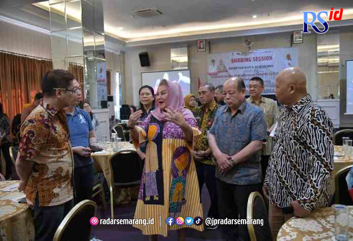 TEMU PENGUSAHA : Wali Kota Semarang, Hevearita Gunaryanti Rahayu ketika melakukan Sharing Session DPMPTSP Kota Semarang dengan Porinti Kota Semarang dan Perpit Jawa Tengah di Hotel Dafam Jumat (23/6). (ADENNYAR WYCAKSONO/JAWA POS RADAR SEMARANG)