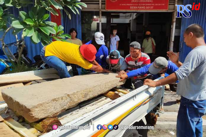 Proses pemindahan bongpay berusia 322 tahun yang disimpan di Boen Hian Tong untuk dipindah ke Mount Carmel Memorial Park Selasa (13/6). (KHAFIFAH ARINI PUTRI/JAWA POS RADAR SEMARANG)