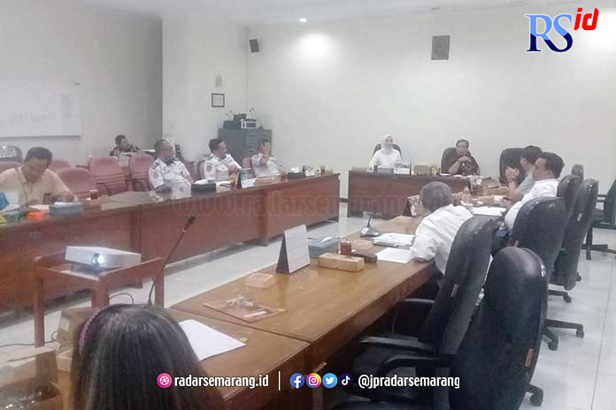 Komisi C DPRD Kabupaten Semarang lakukan koordinasi dengan Dinas Perhubungan Kabupaten Semarang dan PLN. (Maria Novena/Jawa Pos Radar Semarang)