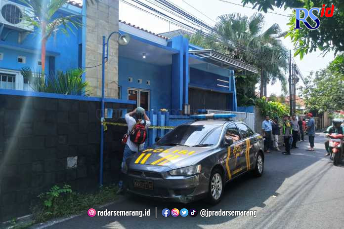 Rumah yang diduga digunakan sebagai pabrik ekstasi di police line untuk penyelidikan lebih lanjut. (M Haryanto/Jawa Pos Radar Semarang)