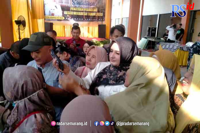 SWAFOTO: Bupati Pekalongan Fadia Arafiq Berswafoto bersama para pedagang usai sosialisasi penataan pedagang Pasar Wiradesa, Jumat (9/6). (NANANG RENDI AHMAD/JAWA POS RADAR SEMARANG)