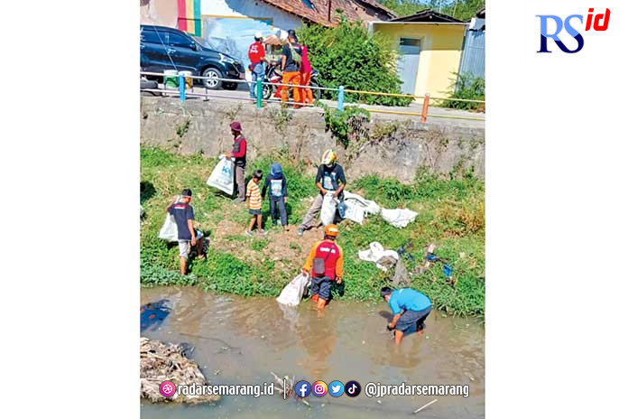 Ratusan relawan lintas komunitas dengan semangat membersihkan sampah di sekitar kawasan Danau Rawapening. (Maria Novena/Jawa Pos Radar Semarang)