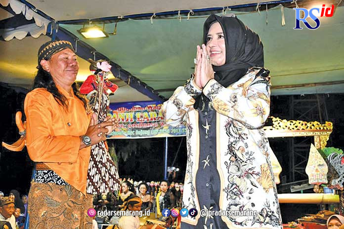 Bupati Pekalongan Fadia Arafiq saat berdialog dengan warga di acara tardisi Legenonan (sedekah bumi), Desa Sidomukti, Kecamatan Karanganyar, baru-baru ini.  (Istimewa)