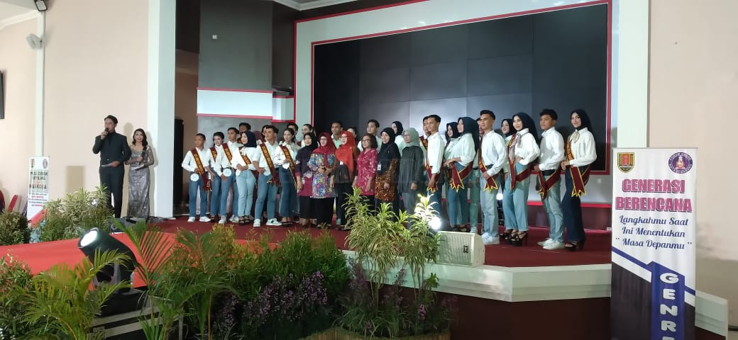 Caption: Kepala Dinas Pengendalian Penduduk & KB Kota Semarang, dr.Lilik Faridah,MM bersama 12 finalias Duta Genre. (Ist)