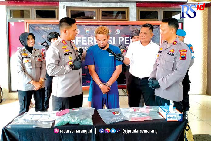 Pelaku Slamet saat diminta memberi keterangan oleh Kapolres Pekalongan AKBP Wahyu Rohadi dalam ungkap kasusnya, Senin (5/6). (NANANG RENDI AHMAD/JAWA POS RADAR SEMARANG)