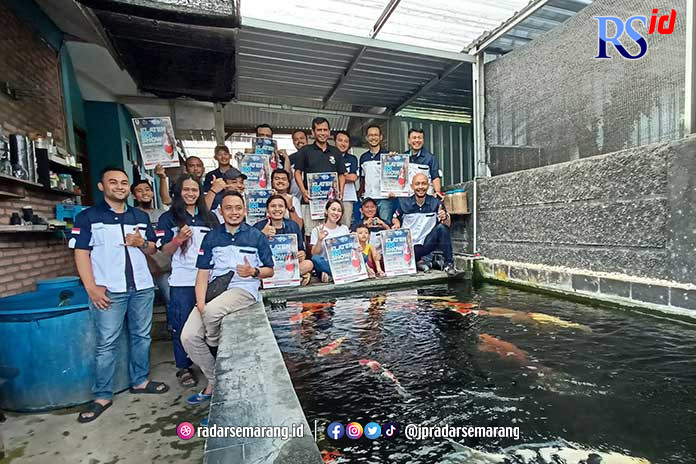 Komunitas Semarang Koi Society (SKS) saat berkumpul berbagi pengalaman merawat ikan koi. (ADENNYAR WYCAKSONO/JAWA POS RADAR SEMARANG)