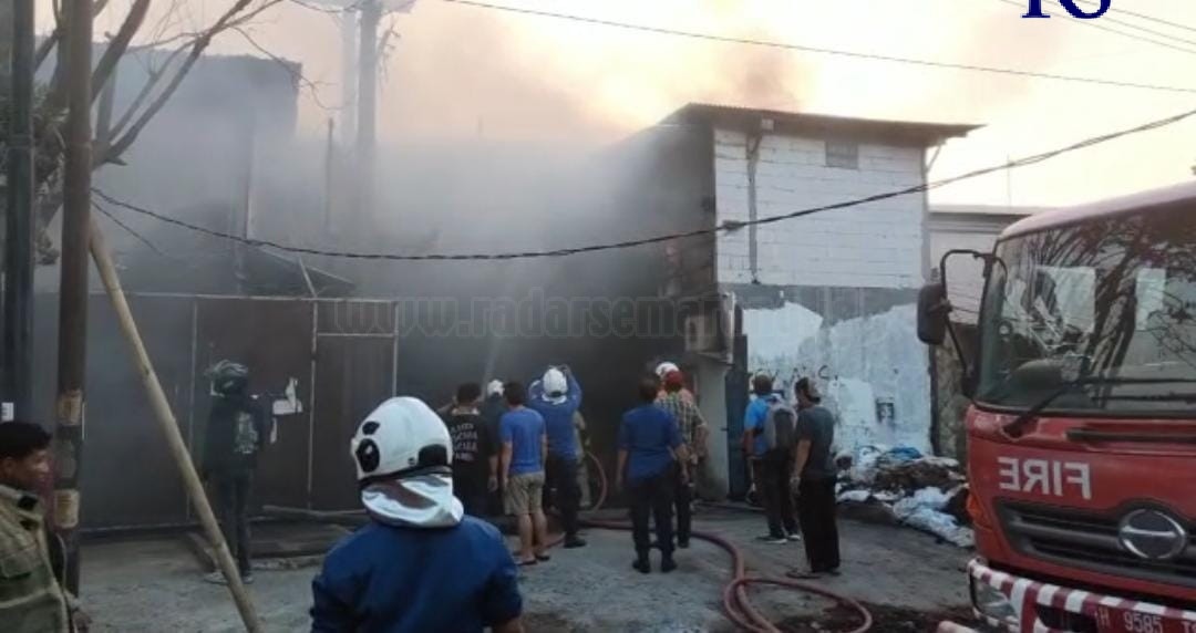 Petugas damkar berusaha memadamkan api yang menghanguskan pabrik tepung batok. (Khafifah Arini Putri/Jawa Pos Radar Semarang)