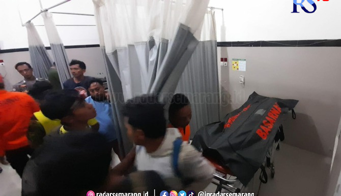 Jenazah Anindita Syafa Nabila Riski, warga Tembalang, Kabupaten Semarang dievakuasi ke Puskesmas Jenawi, Minggu (25/6/2023). (RUDI HARTONO/RADAR SOLO)
