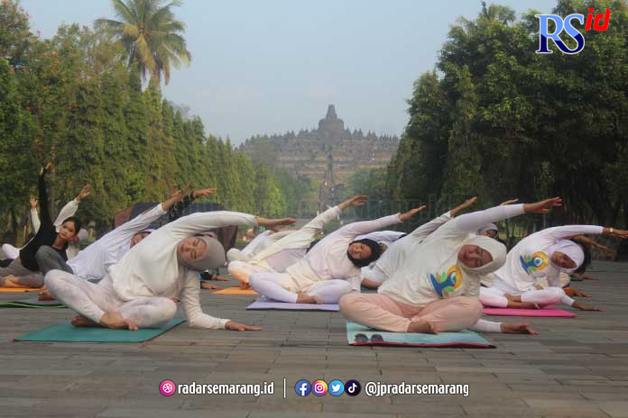 Para peserta event dharma yoga, melakukan gerakan yoga dengan ditemani keindahan Candi Borobudur, Rabu (21/6). (ROFIK SYARIF G P/JAWA POS RADAR SEMARANG)