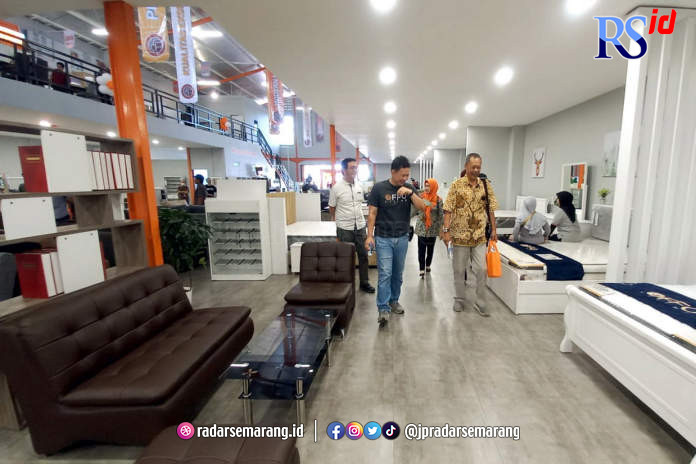 Offo Living yang baru saja dibuka di Semarang mengusung konsep living furniture, mendisplay produk sesuai penempatan di rumah ataupun di kantor. (Istimewa)