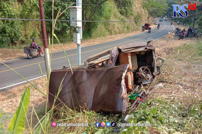 Kondisi minibus yang ringsek parah usai jungkir balik dari jalur pengaman turunan tajam. (Istimewa)