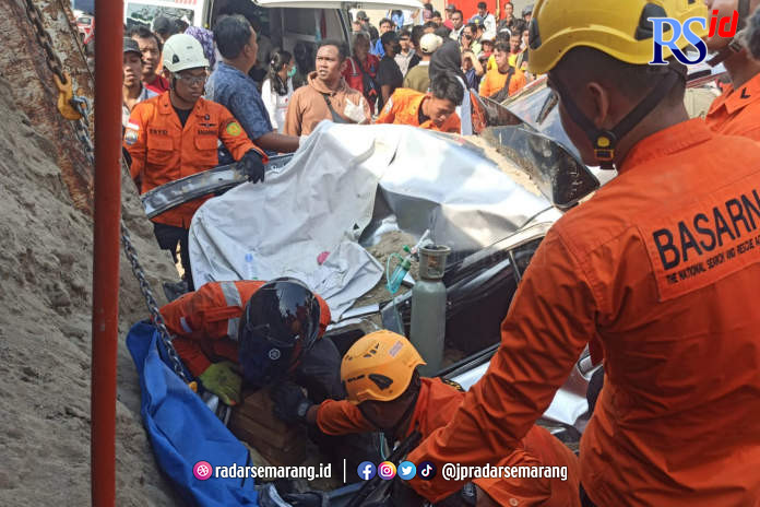 Proses evakuasi mobil yang tertimpa truk muatan tanah di Jalan Prof Hamka Ngaliyan Semarang Rabu (7/6/2023). (M Haryanto/Jawa Pos Radar Semarang)