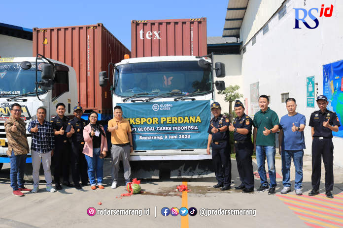 Bea Cukai Semarang lepas ekspor perdana 12 Kontainer Snowboard Bag ke US dari PT GCI Indonesia. (Istimewa)