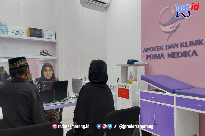 Masyarakat Jumoyo, Kabupaten Magelang memanfaatkan pelayanan cek kesehatan gratis yang diselenggarakan oleh Apotek dan Klinik Prima Medika Jumoyo, Kabupaten Magelang, bekerja sama dengan Konilife, Jumat, (9/6/2023). (PUPUT PUSPITASARI/JAWA POS RADAR SEMAR