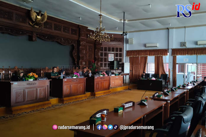 Suasana Rapat Paripurna DPRD Kabupaten Batang, Senin (16/6) tentang penyampaian empat Raperda yang disusun Pemerintah Kabupaten Batang. (RIYAN FADLI/JAWA POS RADAR SEMARANG)