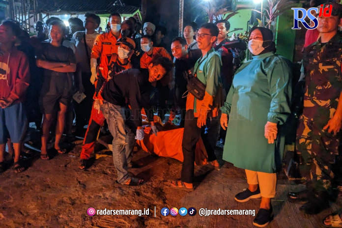 Petugas mengevakuasi jenazah perempuan tanoa identitas di Kaliwungu Kendal. (Istimewa)