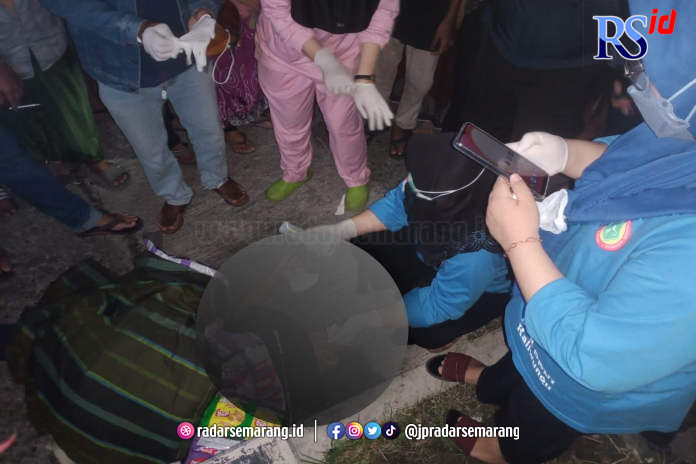 Petugas mengevakuasi jenazah perempuan tanoa identitas di Kaliwungu Kendal. (Istimewa)