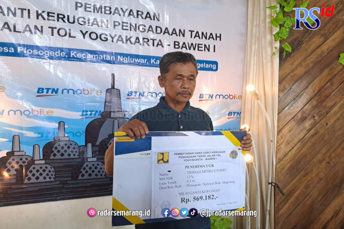 Trimah Mitro, 61 tahun (tengah) saat menerima UGR jalan tol Jogjakarta-Bawen. (ROFIK SYARIF GP/JAWA POS RADAR SEMARANG)