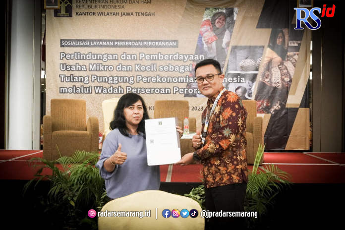 Bagikan sertifikat dalam Sosialisasi Layanan Perseroan Perorangan yang berlangsung di @HOM Hotel Kudus, Kamis (15/06). (Istimewa)