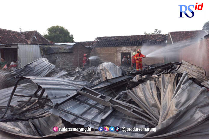 Kondisi gudang perabotan di Weleri usai penanganan dari Damkar Kendal Jumat (16/6). (Istimewa)