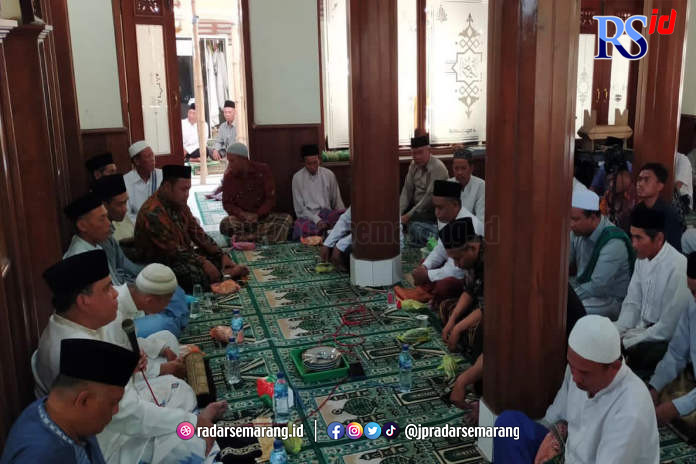 Wabup Kendal membaur bersama warga Desa Tlahab di Masjid Qofa menyantap lontong bakwan. (Istimewa)