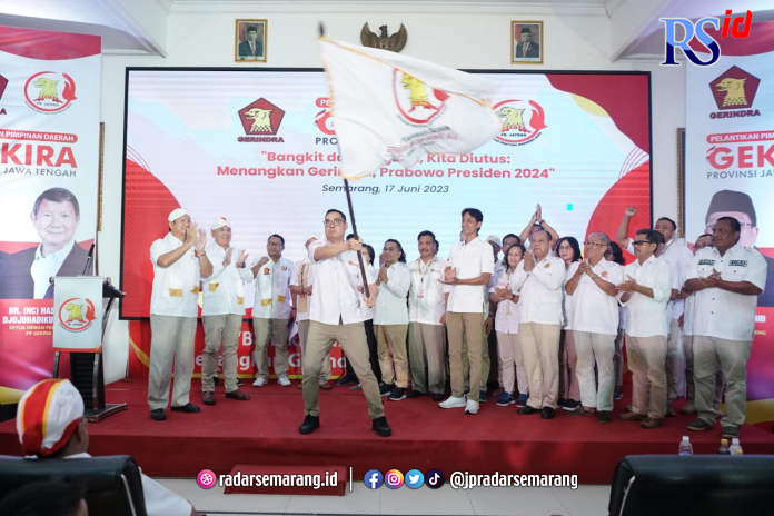 Ketua Dewan Pembina Pimpinan Pusat Gekira, Hashim Djojohadikusumo saat melantik Pimpinan Gekira Jateng. (MIFTAH/JAWA POS RADAR SEMARANG)